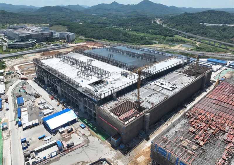 半導(dǎo)體三期建設(shè)主廠(chǎng)房順利封頂